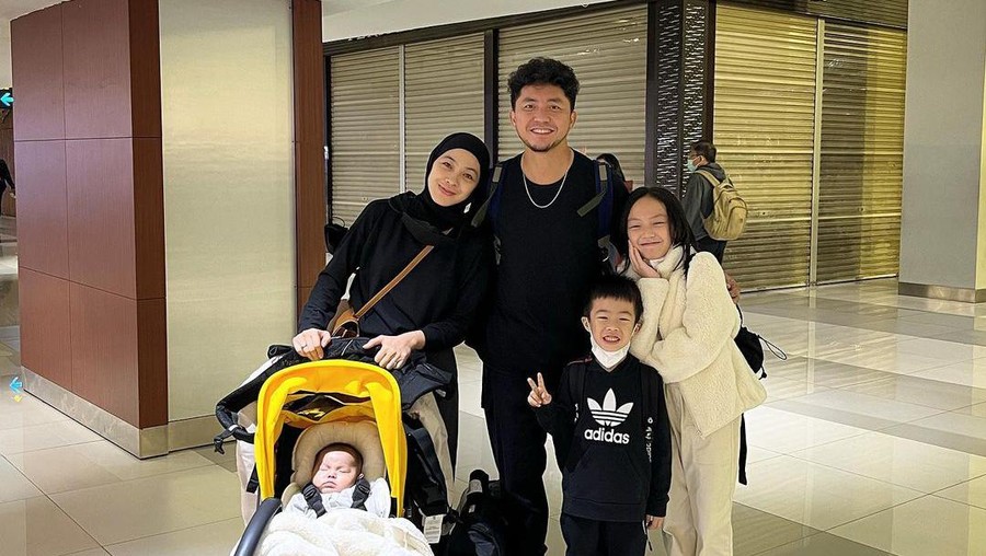 Potret Keluarga Dian Ayu dan Omesh Liburan ke Jepang