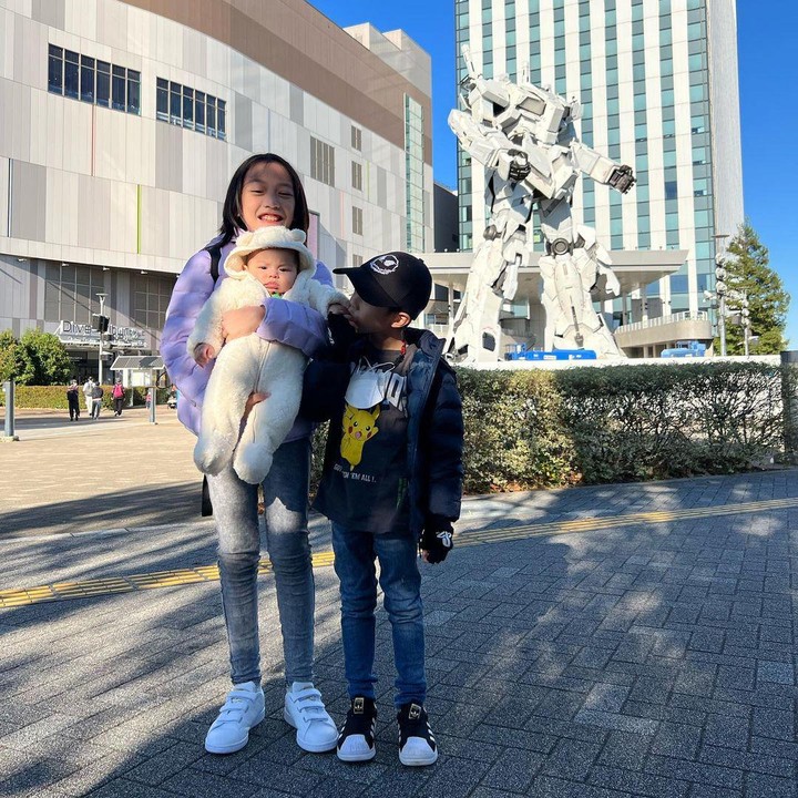 <p>Tak hanya itu, Baby Bulan juga tak rewel ketika digendong oleh sang kakak, Btari Embun. Ekspresi Bulan bikin netizen gemas banget, Bunda! (Foto: Instagram: @dianayulestari)</p>