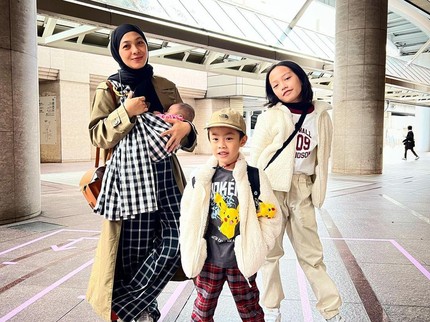 7 Potret Keluarga Omesh dan Dian Ayu Liburan Usai Pandemi, Baby Bulan juga Ikut