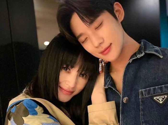 Potret manis antara 'Ibu dan anak bujangnya'! foto Kim Hye Soo dan putra ke dua, Pangeran Agung Seongnam (Moon Sang Min) ini sukses bikin netizen baper dengan kemistri mereka yang terlihat seperti ibu dan anak kandung./ foto: instagram.com/hs_kim_95