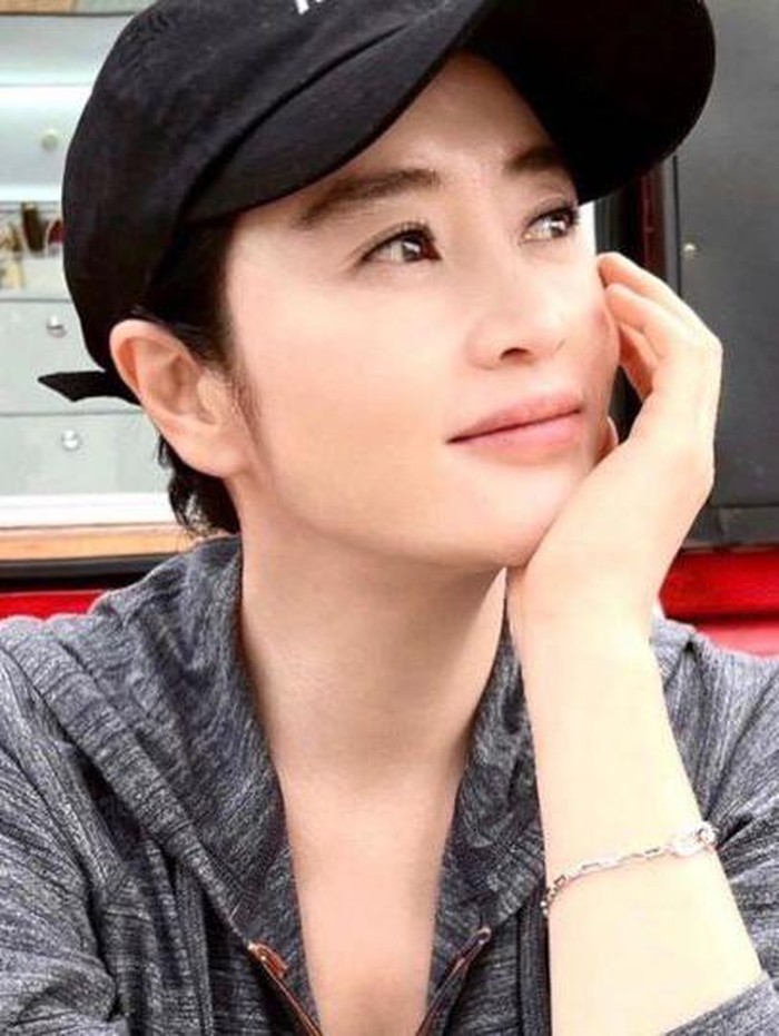 Sejak debut hingga sekarang, sudah banyak sekali judul film dan drama yang dibintangi oleh perempuan dengan tinggi 168 cm ini./ foto: instagram.com/hs_kim_95