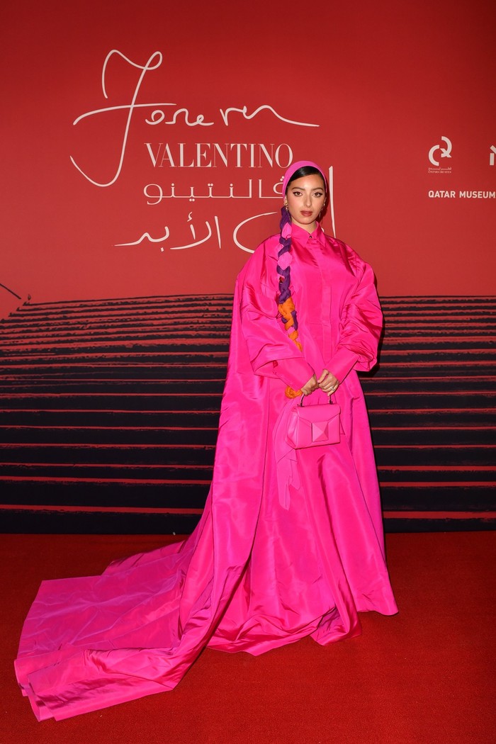 Aktivis Noor Tagouri tampil feminin dan chic dalam busana dan aksesori serba pink kreasi Valentino. Foto: Valentino / Getty Images