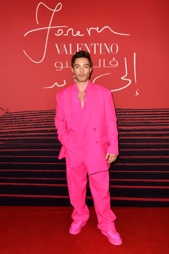 Aktor Ed Westwick yang melejit lewat serial Gossip Girl juga turut hadir dan terlihat modis dalam setelan warna Pink PP rancangan Valentino. Foto: Valentino / Getty Images