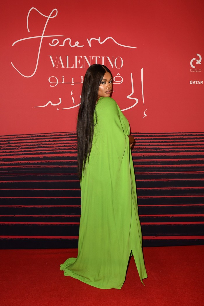 Busana Valentino dalam rona hijau juga jadi pilihan model yang tengah naik daun Precious Lee. Foto: Valentino / Getty Images