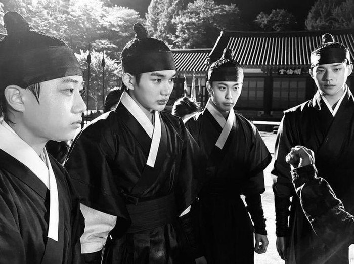 Seperti ibu pada umumnya, Kim Hye Soo juga sibuk memotret para pangeran yang sedang mendapatkan arahan dari sutradara, lalu membagikan ke media sosialnya./ foto: instagram.com/hs_kim_95