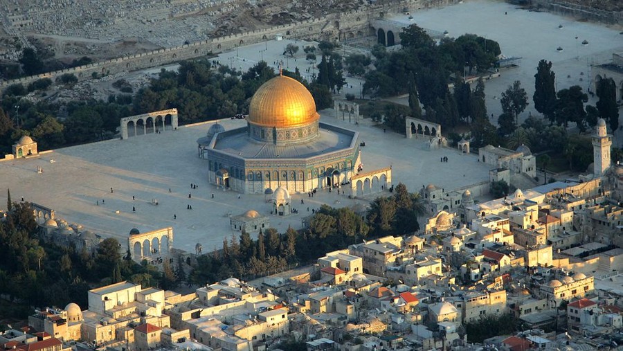 Bentuk kubah masjid Al Aqsa dengan kubah Shakhrah atau Dome of the Rock nampak sama. Namun, yang membedakan adalah warnanya.