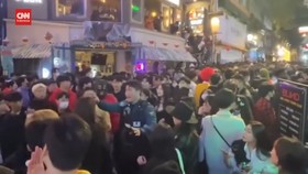 VIDEO: Viral Video Polisi Minta Warga Jauhi Lokasi Tragedi Itaewon