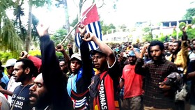 VIDEO: Massa Arak Jenazah Filem Karma, Ada Bendera Papua Merdeka