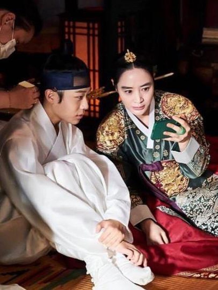 Tidak cuma si sulung, si bungsu Pangeran Agung Ilyoung (Park Ha Joon) juga terus mendapatkan arahan dari Kim Hye Soo selama proses syuting berlangsung./ foto: instagram.com/hs_kim_95