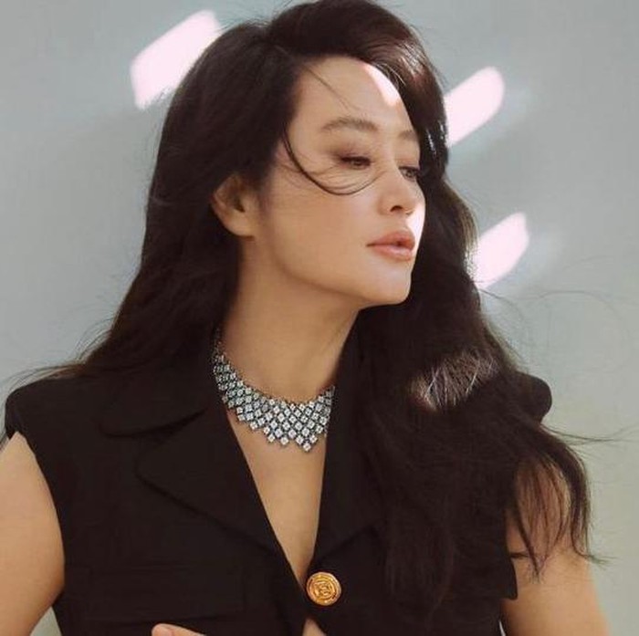 Tidak hanya akting, Kim Hye Soo juga aktif berkarier sebagai model. Banyak brand populer yang telah bekerja sama dengannya, bahkan di usianya yang telah menginjak 52 tahun ini / foto: instagram.com/hs_kim_95 Deretan Aktris Cantik yang Bersahabat dengan Song Hye Kyo!