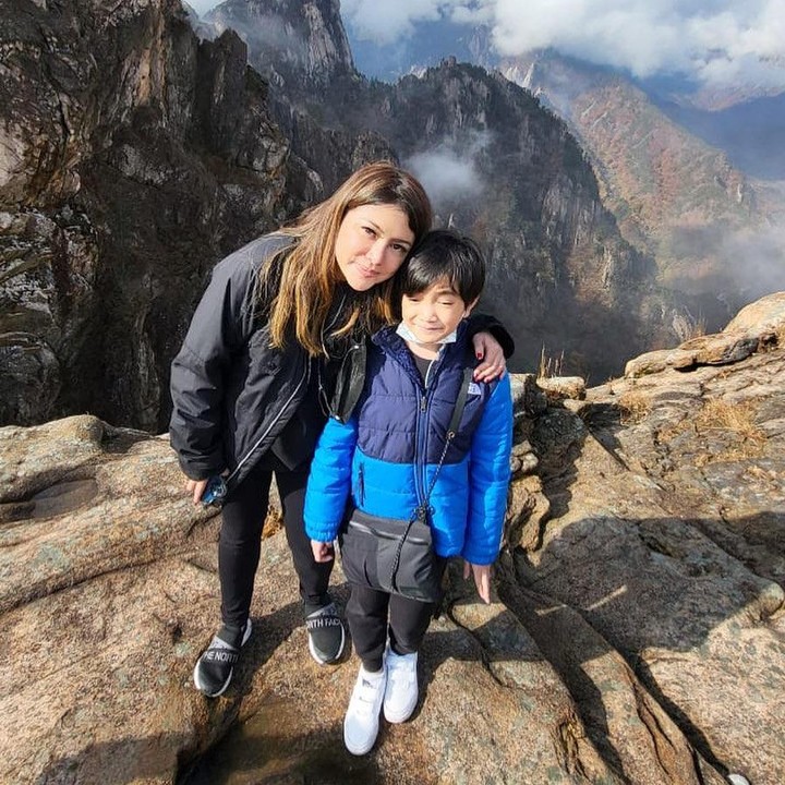 <p>Di Negeri Gingseng tersebut, Wina membawa Saga ke beberapa destinasi yang ramai dikunjungi. Ini termasuk membawa bocah berusia 10 tahun tersebut ke puncak tertinggi di provinsi Gangwon, yakni Gunung Seorak. (Foto: Instagram @winatalia)<br /><br /><br /></p>