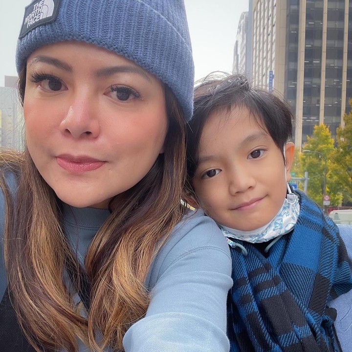 <p>Wina Natalia sedang berlibur ke Korea Selatan nih, Bunda. Tak bersama suami, istri Anji Drive ini liburan bersama sang putra, Saga Omar Nagata. (Foto: Instagram @winatalia)<br /><br /></p>