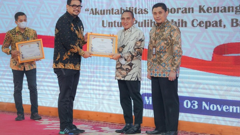 Wali Kota Medan Bobby Nasution mendapat penghargaan dari Menteri Keuangan (Menkeu)