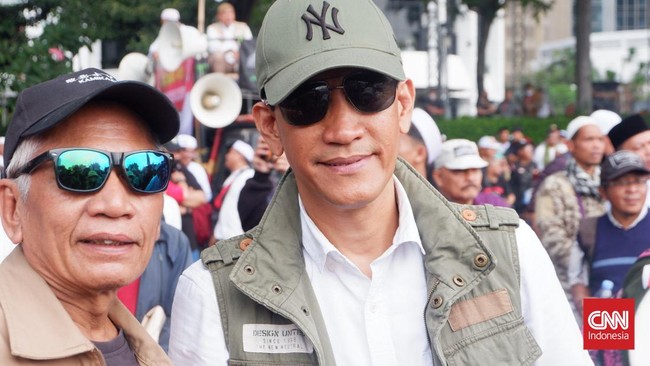 Ahli hukum tata negara Refly Harun mengikuti Aksi Bela Rakyat Jilid 4 (Akbar 411) di area Patung Kuda, Jakarta Pusat.