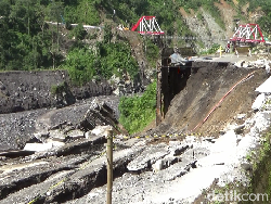 Akses Lumajang-Malang Ditutup Total Imbas Jalan Ambles 50 Meter