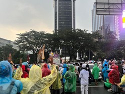 Massa Aksi 411 Bertahan di Patung Kuda Jakpus Meski Diguyur Hujan