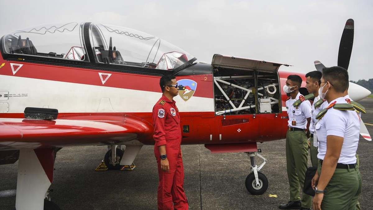 FOTO: Aksi Aerobatic Jupiter di Langit Indo Aerospace Expo 2022