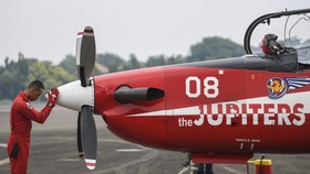 FOTO: Aksi Aerobatic Jupiter di Langit Indo Aerospace Expo 2022