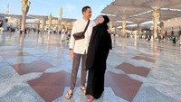 5 Potret Ayu Dewi Berangkat Umroh dengan Suami, Banjir Doa dari Netizen