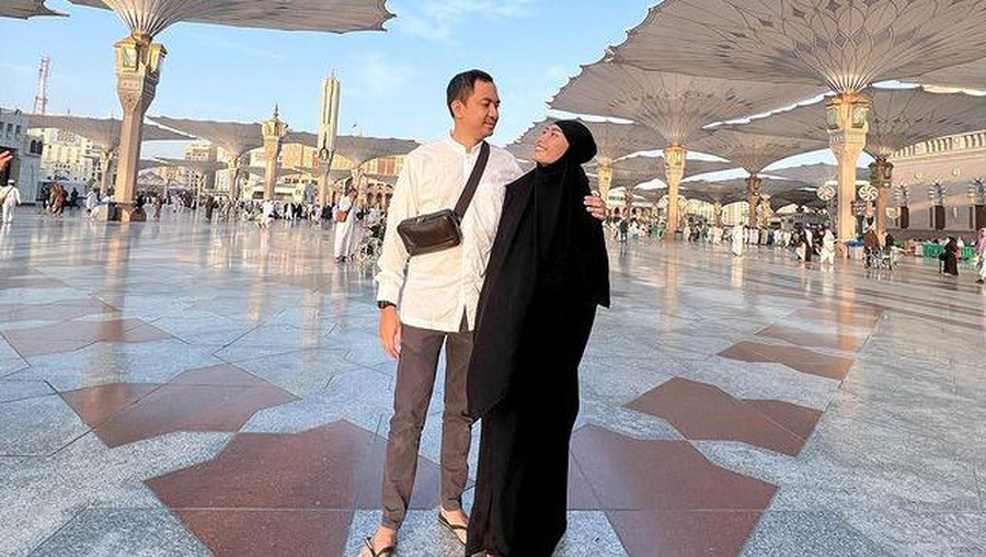 Ayu Dewi dan Regi Datau Berangkat Umrah Ayu Dewi dan Regi Datau Berangkat Umrah