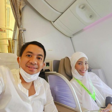 Ayu Dewi Berangkat Umrah Bareng Suami, Sikap Regi Datau Jadi Sorotan