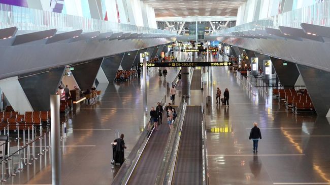 Fasilitas travelator atau eskalator yang bergerak datar di bandara bisa membuat pelancong lebih tidak terasa lelah menempuh jarak jauh antar terminal.