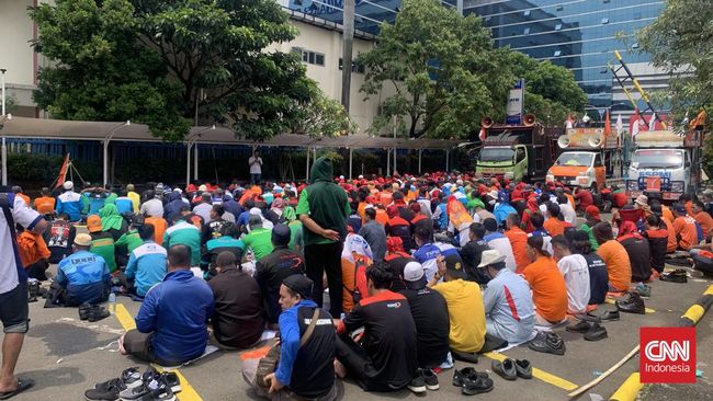 Massa buruh yang menggelar demo di depan Kantor Kementerian Ketenagakerjaan meminta pemerintah menaikkan upah buruh 2023 sebesar 13 persen.