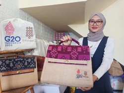 Suvenir Resmi KTT G20 Bali: Tas Kain Goni Kombinasi Kain Endek Bali