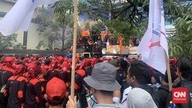 Demo Buruh di Patung Kuda, Jalan Merdeka Barat Ditutup