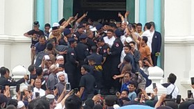 Anies Dibopong Massa di Kota Medan, Teriakan Presiden Menggema