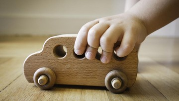 MANFAAT JARANG BELIKAN ANAK MAINAN