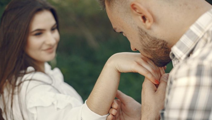 Sudah Tahu Belum? Ternyata Ini Peringkat Zodiak dari yang Senang dengan Sentuhan sampai yang Paling Dingin!