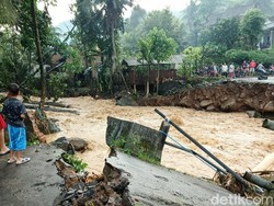 Banjir Bandang Putuskan 7 Jembatan, Kades Bangun Trenggalek: Desaku Lumpuh!