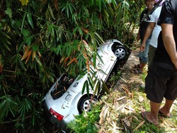 Mobil Terperosok Jurang di Seririt Buleleng, 2 Orang Dilarikan ke RS