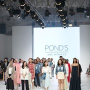 Pond's Age Miracle Gandeng 3 Desainer di Jakarta Fashion Week 2023