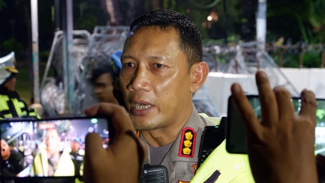 Kapolres Jakarta Pusat Kombes Pol Komarudin mengatakan kericuhan saat Akbar 411 yang berlangsung sebentar itu terjadi imbas kesalahpahaman antar peserta aksi.