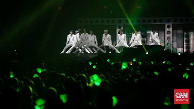 NCT 127 melontarkan kalimat-kalimat berbahasa Indonesia maupun bahasa daerah kepada NCTzen saat konser di ICE BSD, Banten, Jumat (4/11).