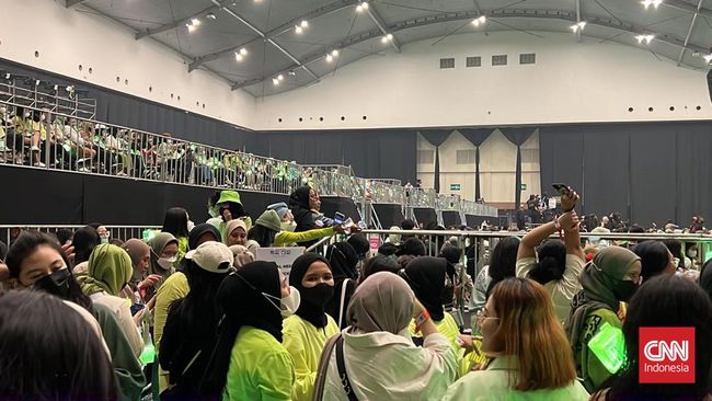 Penggemar NCT 127 menangis saat panitia acara memutuskan untuk menghentikan konser setelah terjadi dorong-dorongan hingga penonton pingsan.