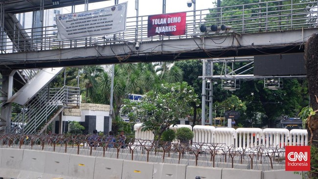 Polisi menutup ruas Jalan Medan Merdeka Barat yang mengarah ke Istana Kepresidenan imbas aksi demo yang digelar oleh elemen buruh di Patung Kuda Arjuna Wiwaha.