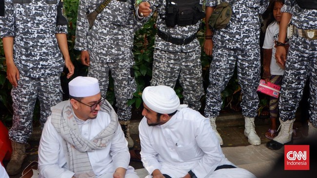 Dua menantu Rizieq Shihab ikut dalam Aksi 411 yang mengusung tiga tuntutan kepada Presiden Jokowi. Aksi ini digelar di kawasan Istana Kepresidenan.