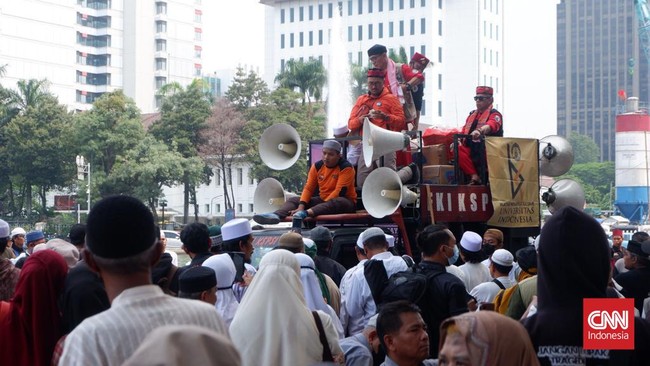 Massa Aksi Bela Rakyat Jilid 4 (Akbar 411) berkumpul di area Patung Kuda, Jakarta Pusat. Polisi menyambut dengan pembacaan selawat.