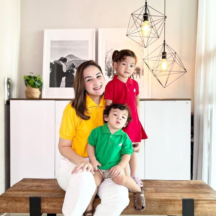 <p>Setelah melahirkan anak keempat, selebriti cantik yang satu ini menjalani program diet yang diarahkan oleh Dr. Cissie Nugraha. (Foto: Instagram@monaratuliu)</p>