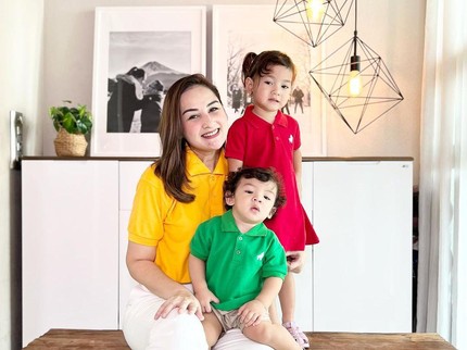7 Potret Mona Ratuliu Kenang Momen Menyusui Tandem Buat Anak dan Keponakan