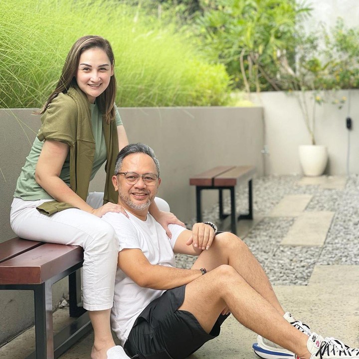<p>Dirinya pun menyampaikan kini tak perlu bantuan sang suami lagi untuk naik tangga. "Sekarang udah bisa naik tangga sendiri tanpa didorong sama @indrabrasco," tulisnya di laman <em>Instagram@monaratuliu.</em> (Foto: Instagram@monaratuliu)</p>