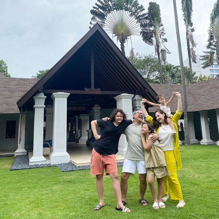 <p>Namun, siapa sangka ternyata menginjak usia 38 tahun, Mona dan Indra Brasco dikaruniai anak keempat. (Foto: Instagram@monaratuliu)</p>