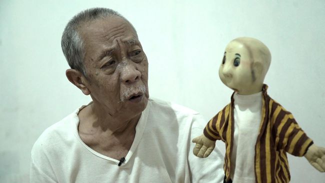 Prosesi pemakaman aktor senior Abdul Hamid yang terkenal memerankan Pak Ogah berlangsung penuh haru.