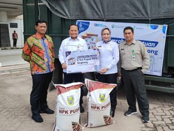Bupati Tulang Bawang Serahkan Bantuan Pupuk bagi Petani