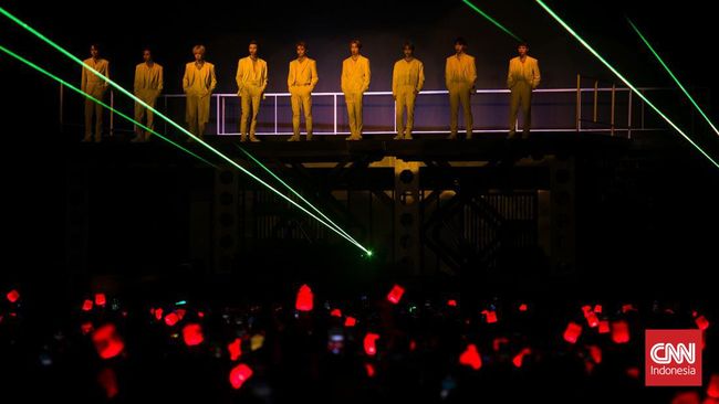 Penggemar NCT 127 mulai meninggalkan lokasi setelah pihak penyelenggara mengumumkan menghentikan konser karena suasana tidak kondusif.