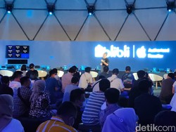 Fanboy Apple Antre Beli iPhone 14 Tengah Malam