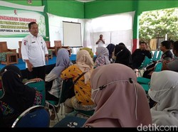 Perangkat Desa Ngeluruk Kantor Camat Bojonegoro gegara 5 Bulan Tak Gajian